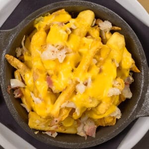Patate fritte condite con crema
al formaggio e bacon affumicato