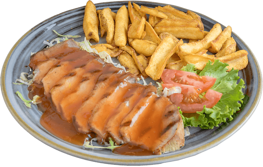 Fette di arrosto di maiale con salsa barbecue servite con patatine rustiche, lattuga e pomodoro nel piatto del ristorante