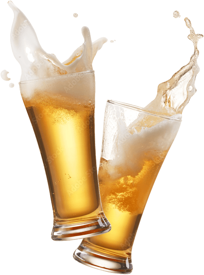 Due boccali di birra chiara con schiuma che brindano con spruzzi in aria su sfondo trasparente